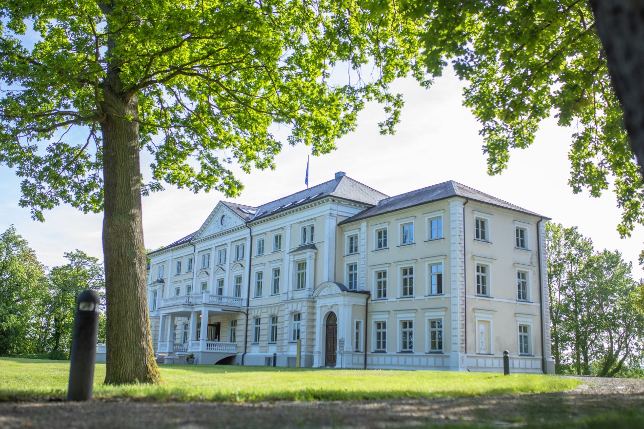 Schloss Lütgenhof – Vorderansicht, gerahmt von alten Bäumen