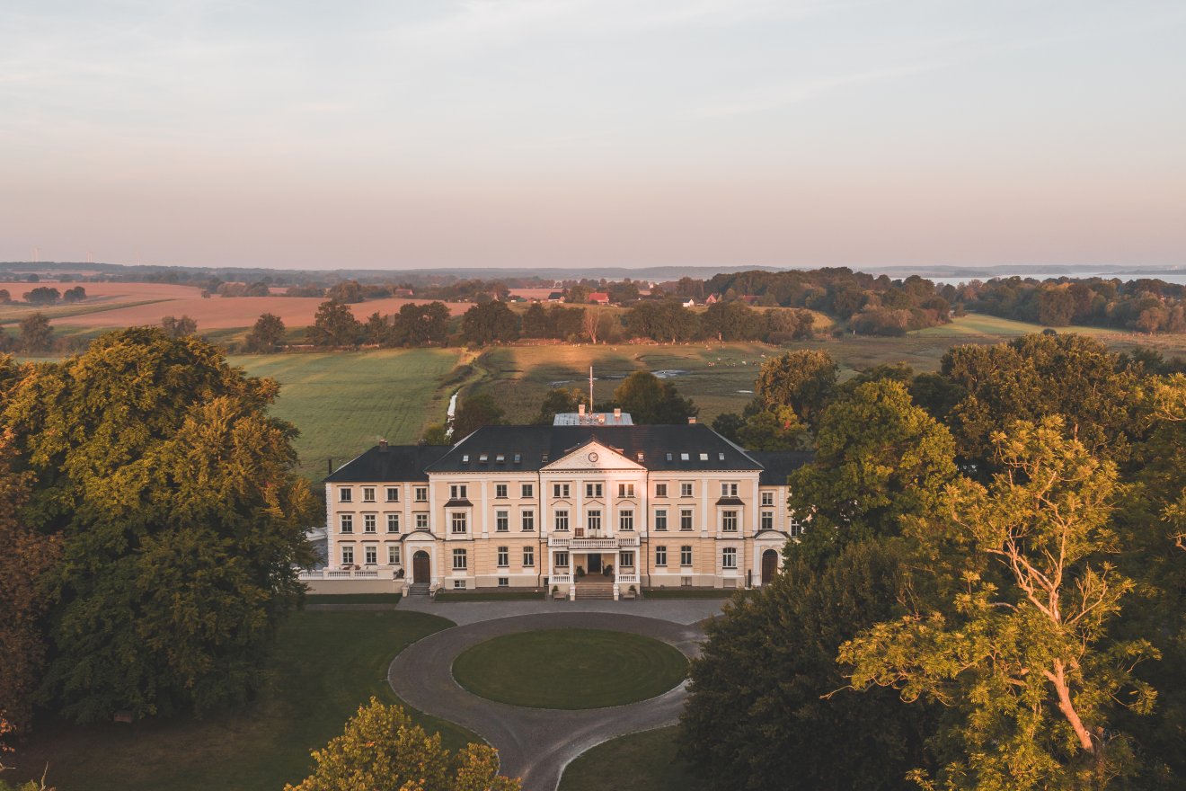 Luftaufnahme des Klinikum Schloss Lütgenhof, eingebettet in Park und Natur an der Ostsee