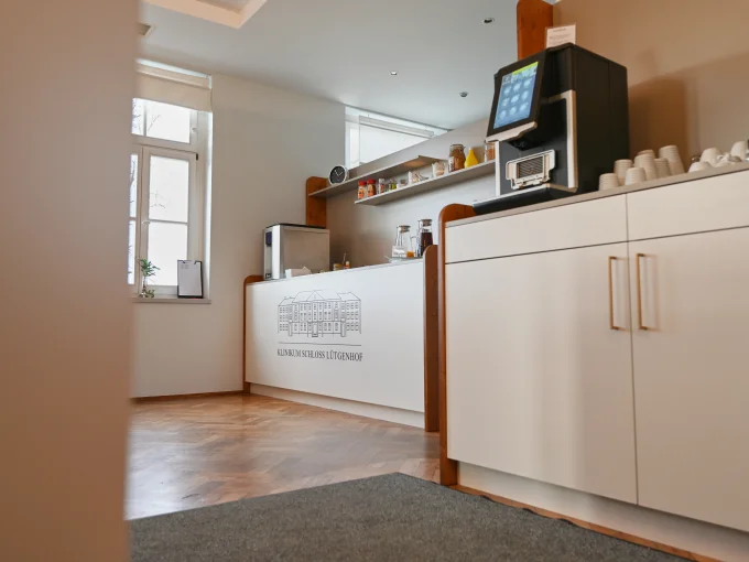 Moderne Küche mit weißen Schränken, perfekt für gesellige Stunden in der Speiselounge.