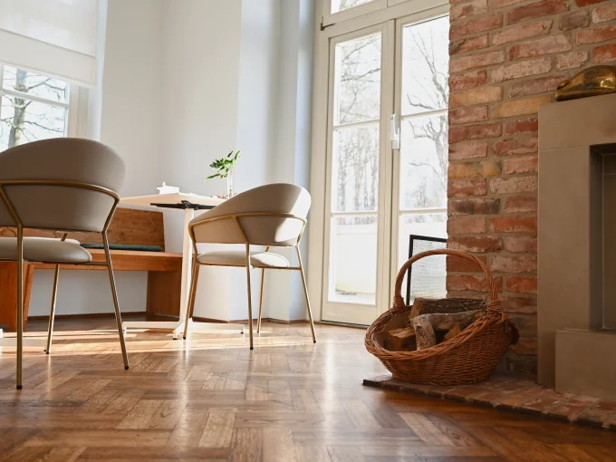 Speiselounge mit Kamin und Esstisch, ein Ort der Entspannung und des Zusammenseins.