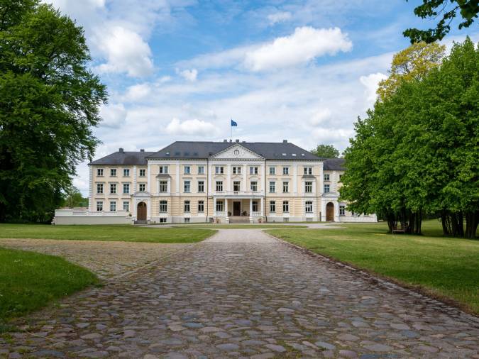 Frontansicht des Klinikum Schloss Lütgenhof mit Auffahrt