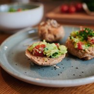 Ein Teller mit köstlichem Essen auf einem Tisch, der zum Genießen einlädt.